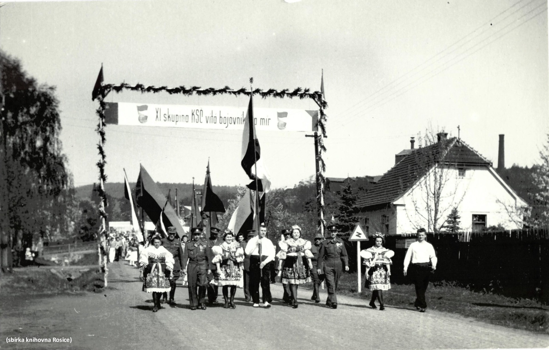 Oslavy osvobození v Rosicích. F. Carda v první řadě druhý zleva.