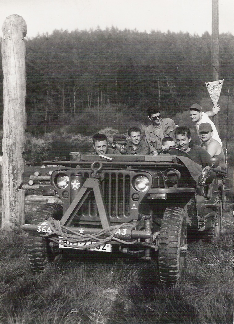Na Jeepu čtyři budoucí členové klubu - Padák, Čoudil, Rasken a Pražák.