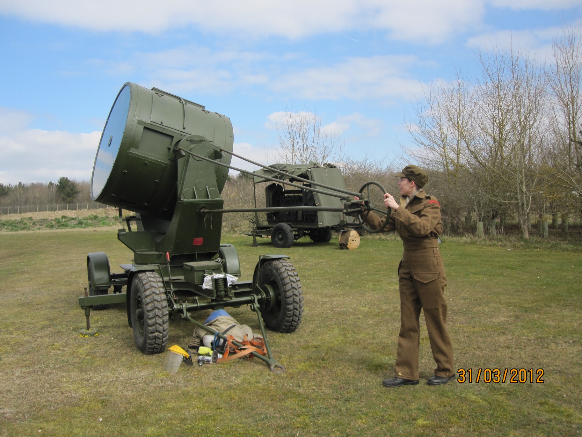 Bunny obsluhuje anglický protiletadlový světlomet na cvičení v Larkhillu, jaro 2012