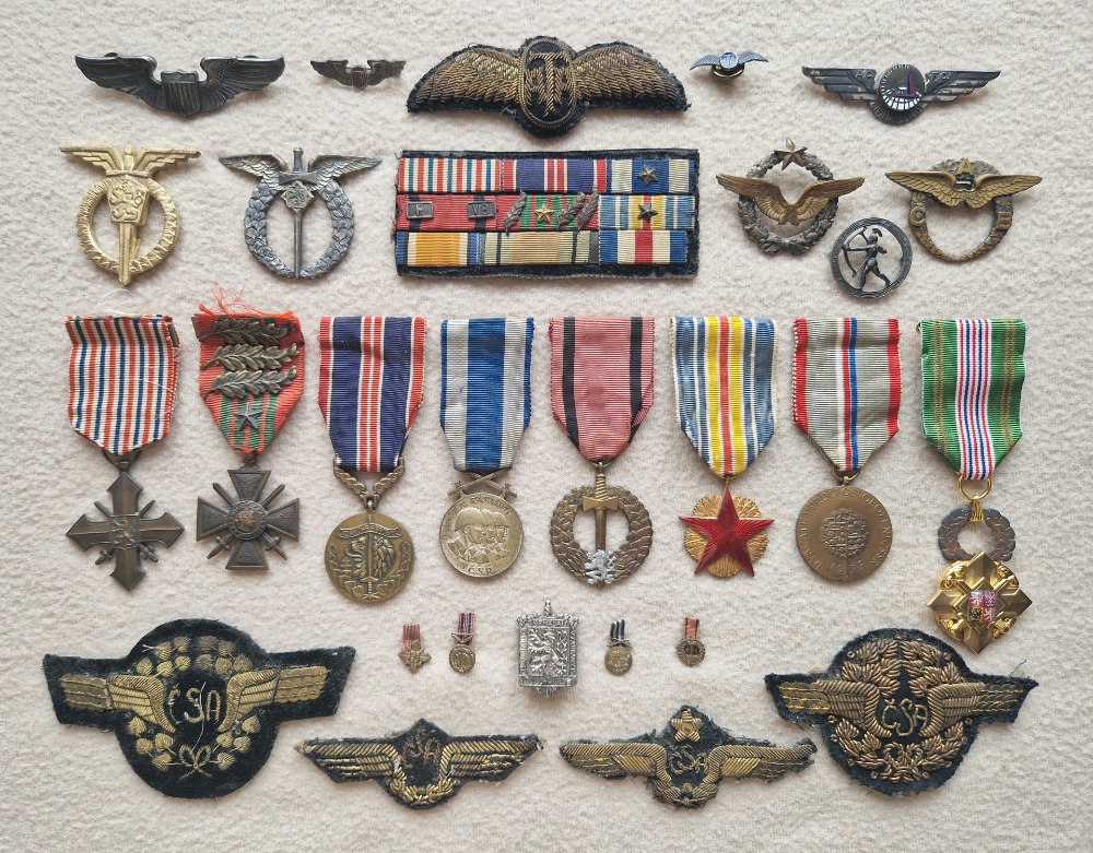 Vyznamenání a letecké dekorace C. Nováčka jsou dodnes v držení jeho rodiny.