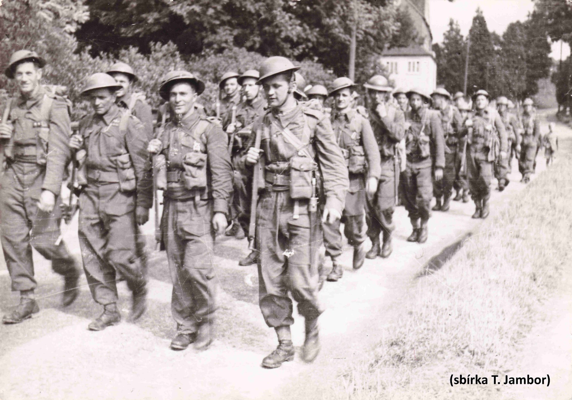 Pochodové cvičení "kdesi v Anglii", A. Sláma v první řadě druhý zleva.