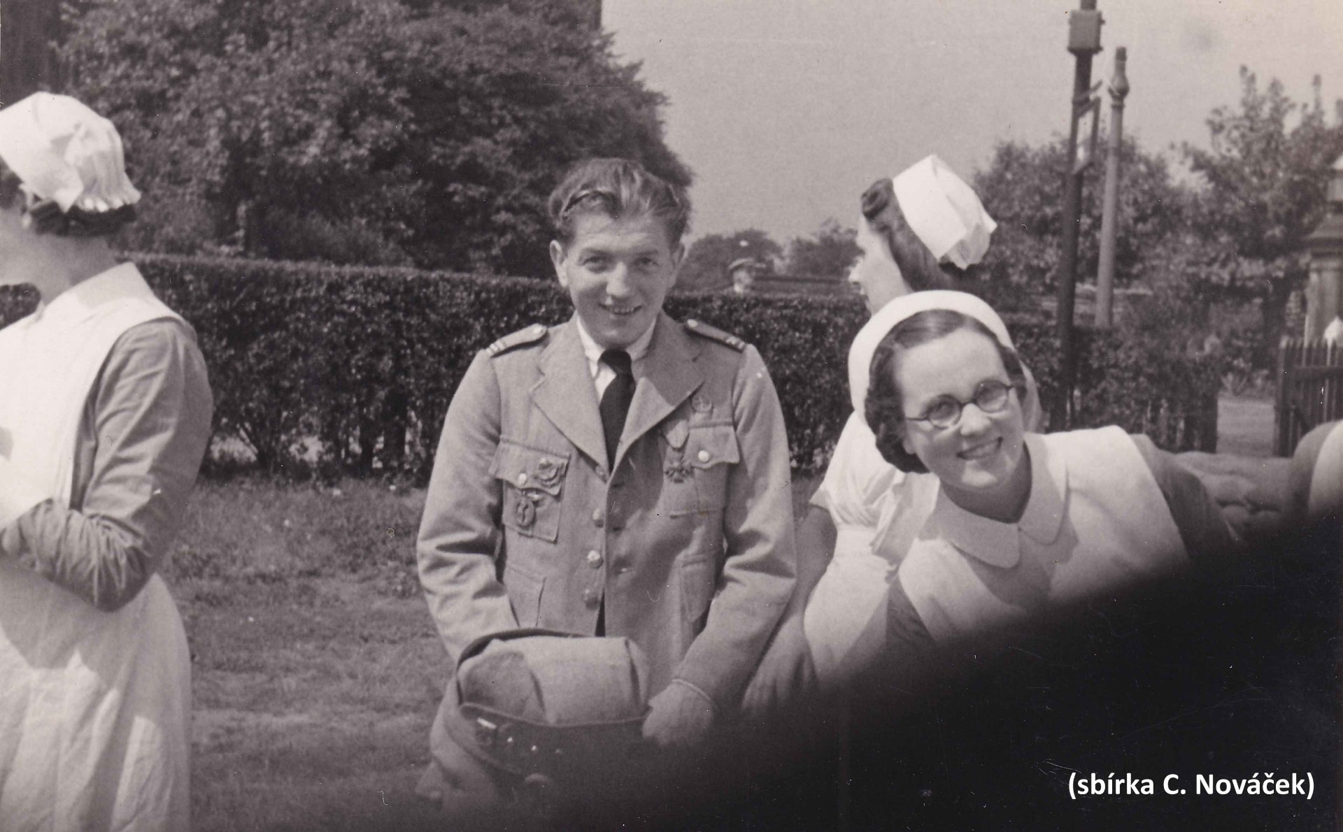 C. Nováček během doléčování zranění v Liverpoolské nemocnici.