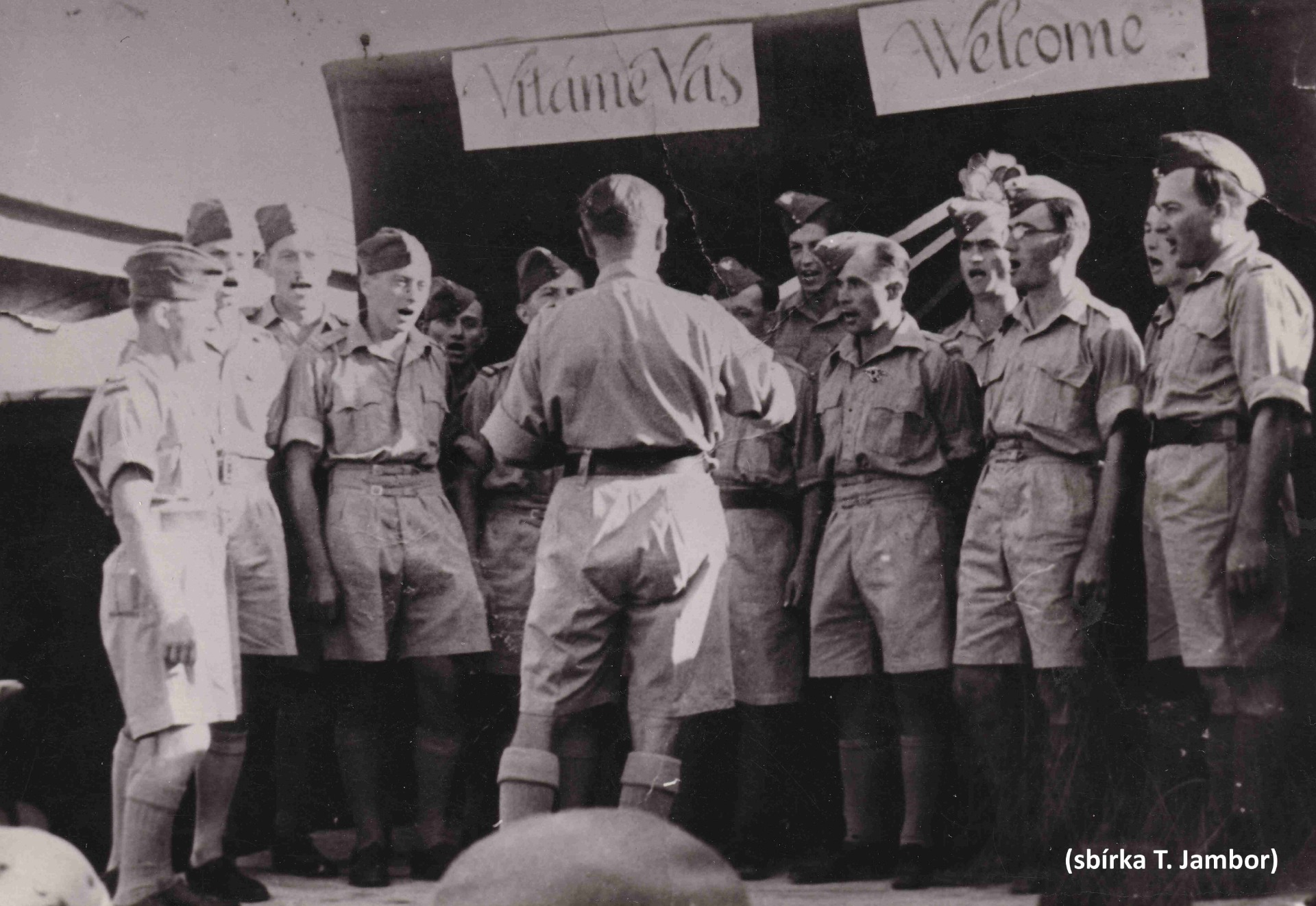 Pěvecký sbor našich vojáků na Středním Východě - J. Šebek úplně vpravo.