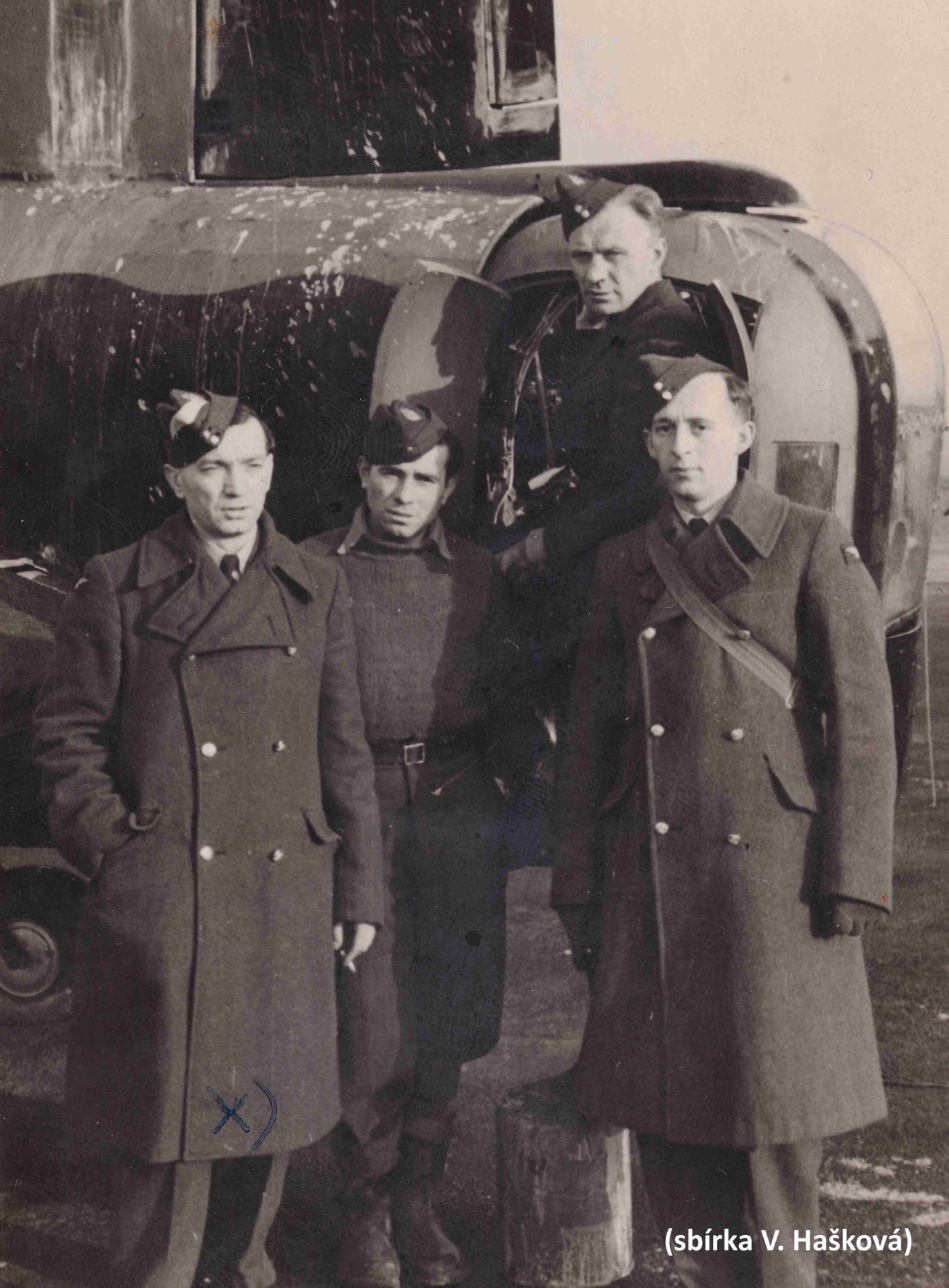 J. Hořínek (vlevo) během výcviku v roce 1942. Za ním je patrné jeho bojové stanoviště – zadní střelecká věž bombardéru Vickers Wellington.