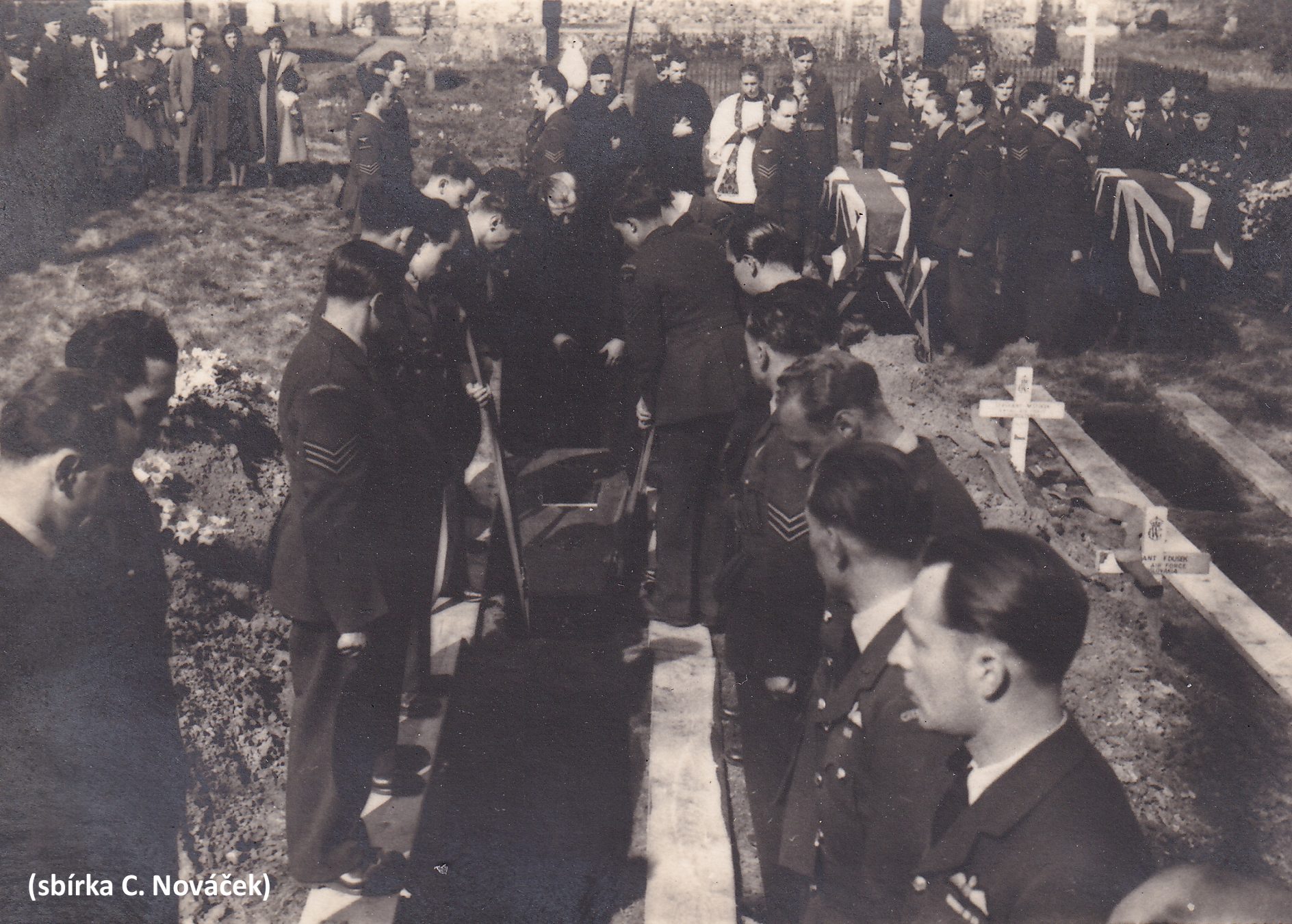 Pohřeb osádky Wellingtonu KX-A na hřbitově v East Wrethamu.