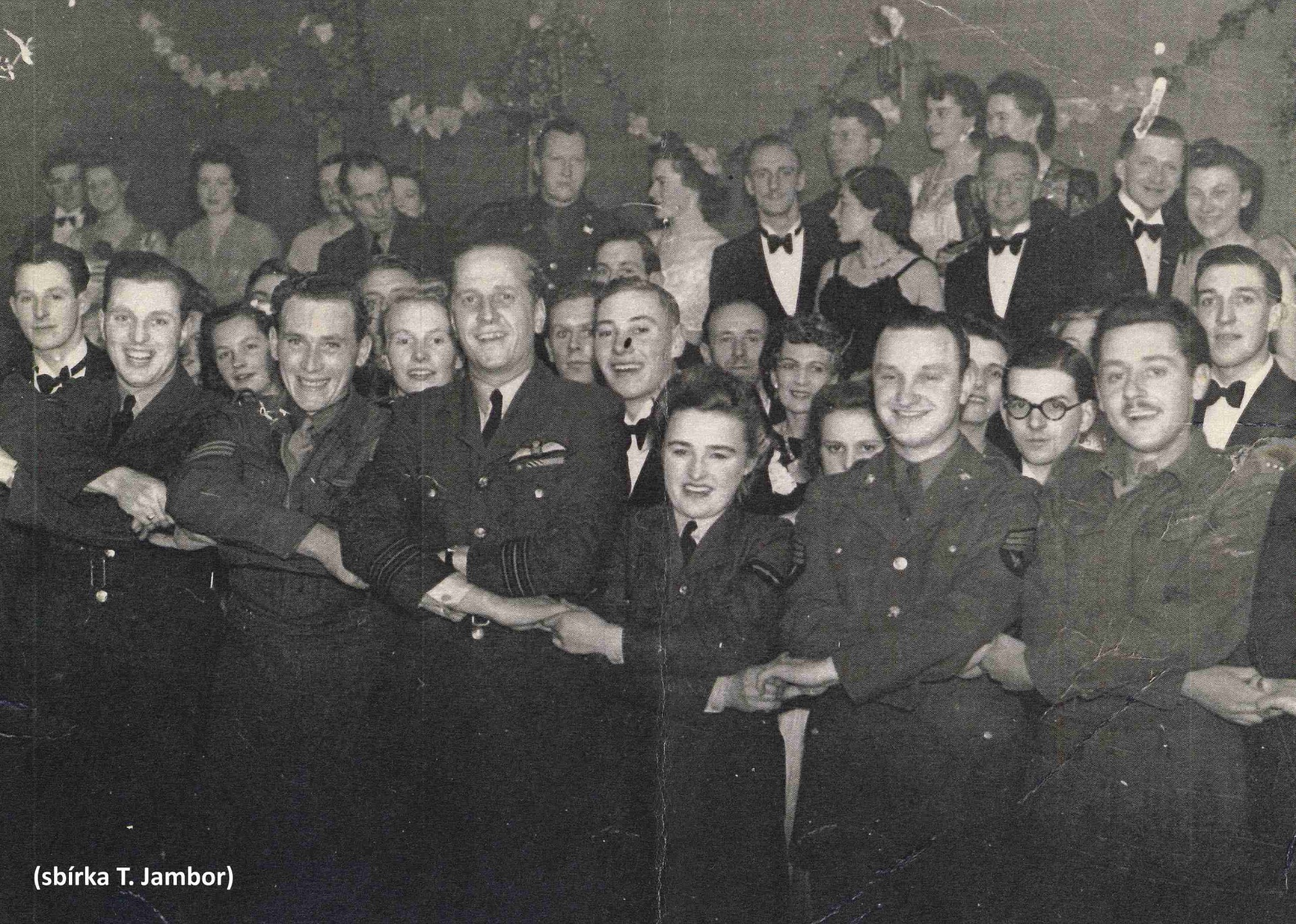 Novoroční oslava 1942-1943, F. Dvořák úplně vpravo. V první řadě 3. zleva je další významná osobnost, která se zapsala do historie našeho odboje a 2. světové války obecně, S/Ldr P. Ch. Pickard, DFC.