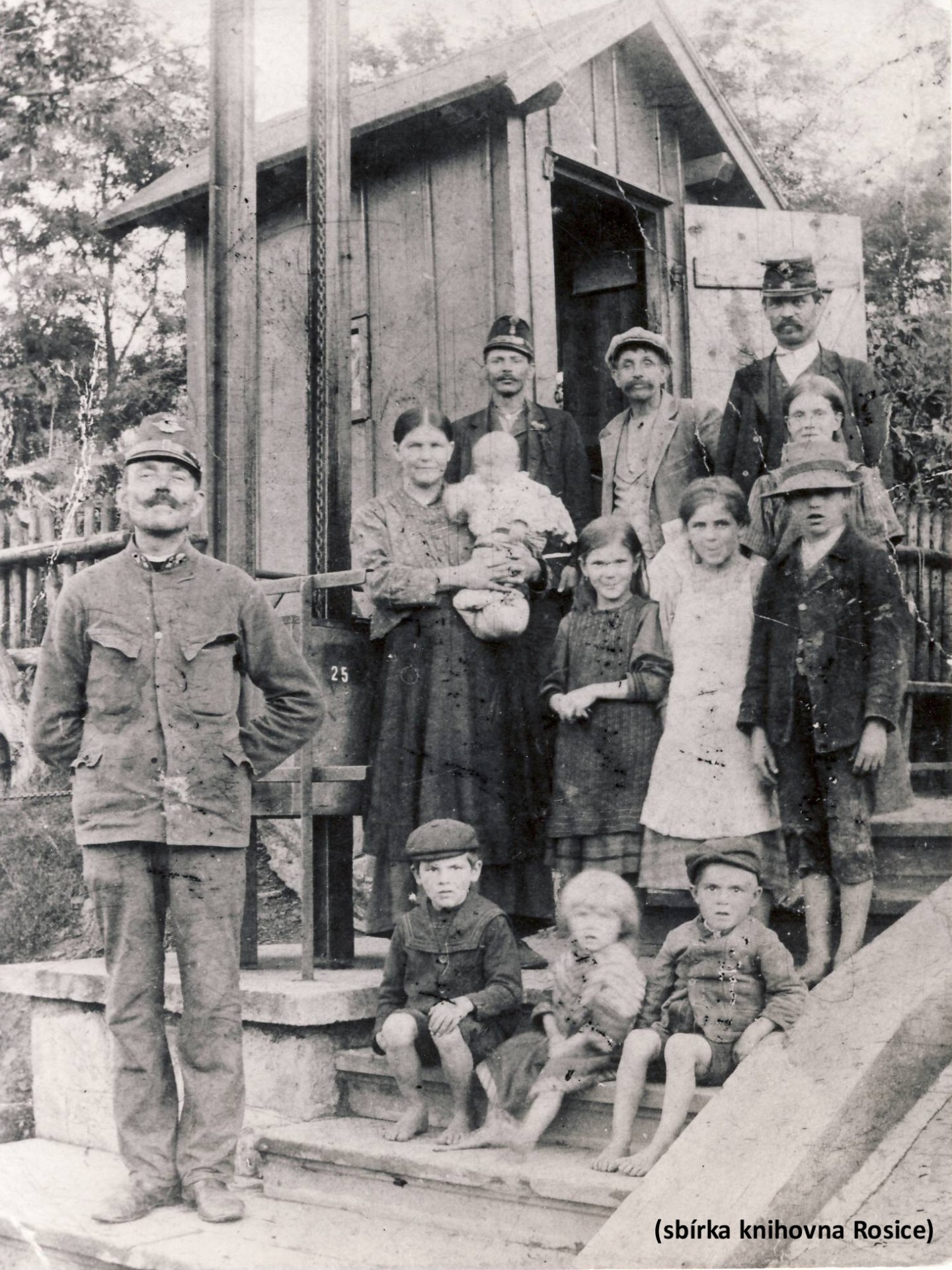 Rodina Františka a Marie Majdlových. Karla se mezi dětmi na snímku nepodařilo bezpečně identifikovat. 