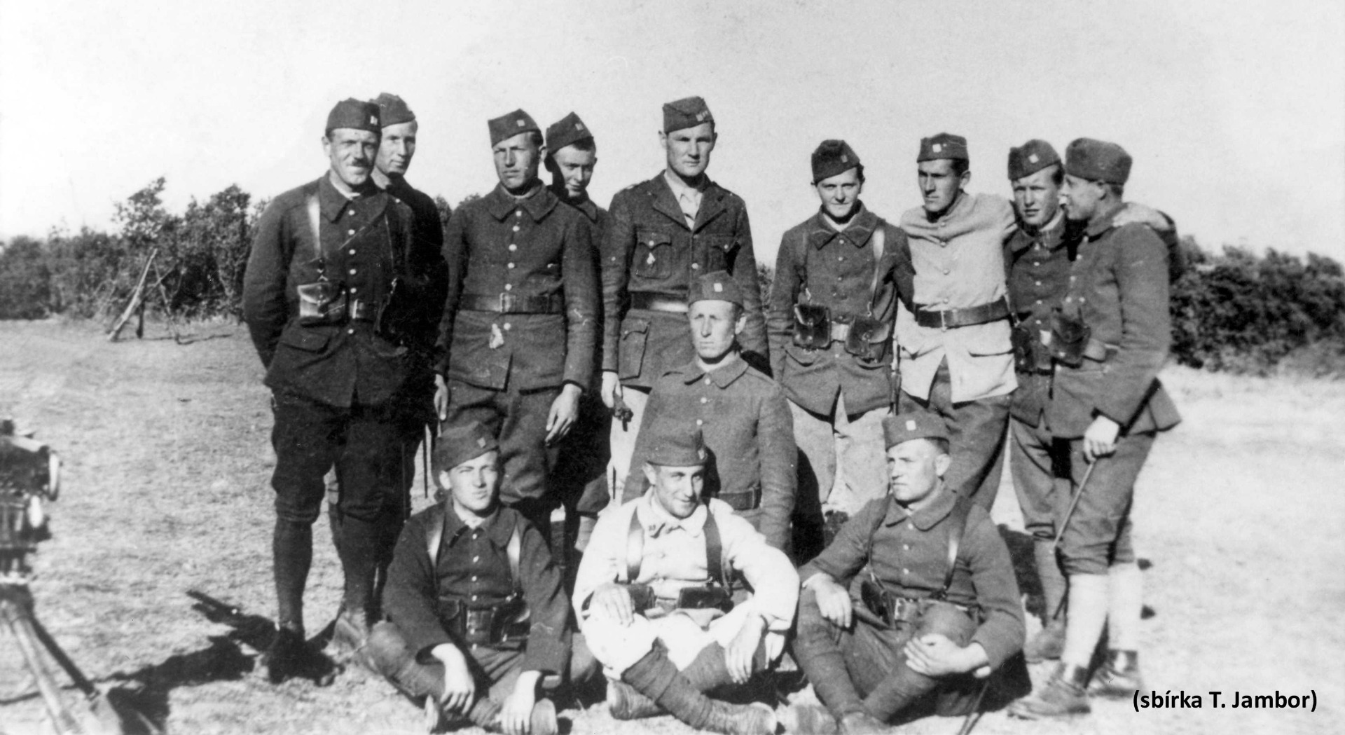 J. Kejda stojí uprostřed vojáků své roty ve Francii