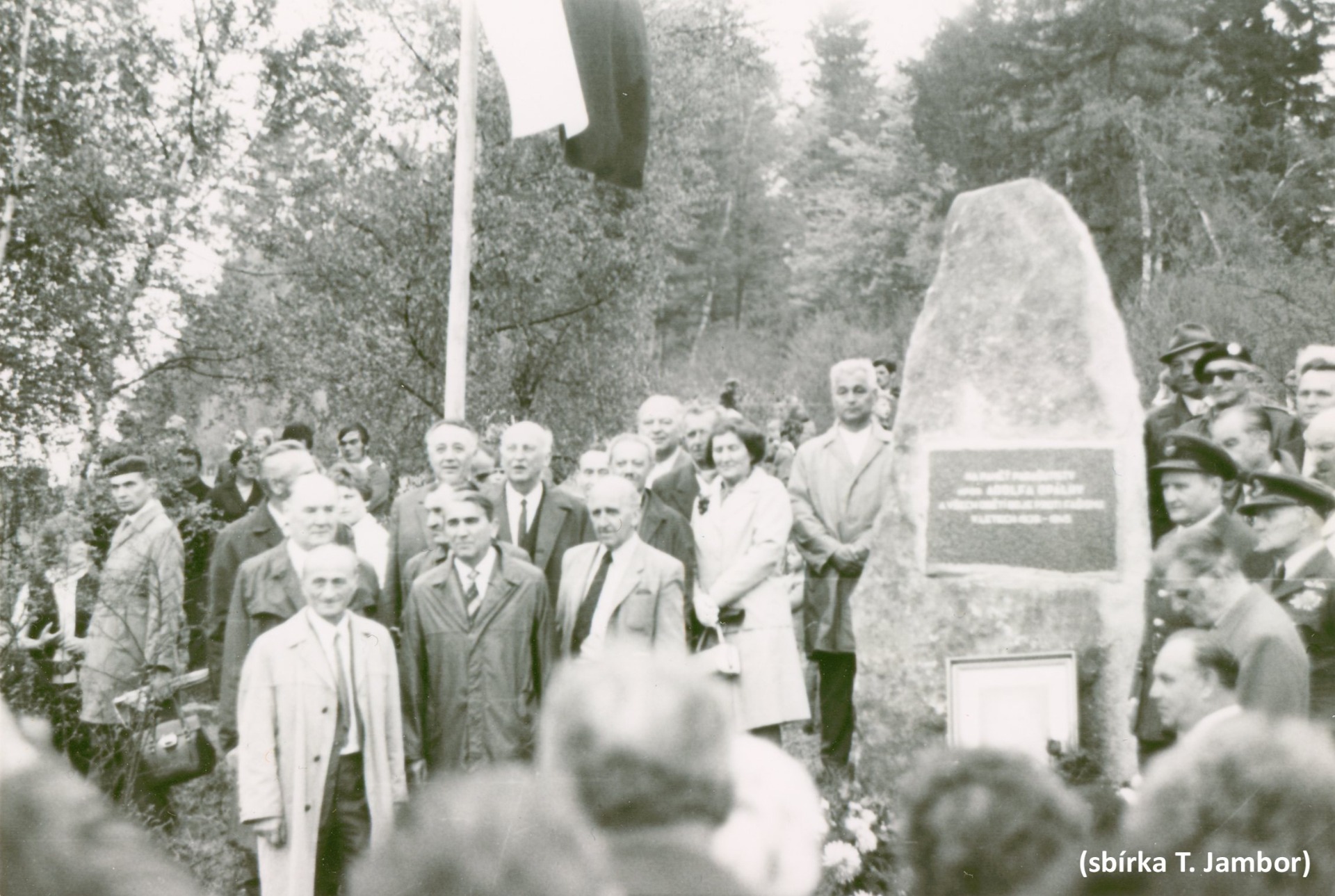 Neoficiální setkání zahraničních vojáků ze Západu u pomníku npor. A. Opálky v Ořechově v době normalizace. J. Kejda stojí vlevo za mužem ve světlém plášti, kterým je R. Pernický, příslušník paraskupiny TUNGSTEN a stejně jako Kejda politický vězeň z 50-tých let.