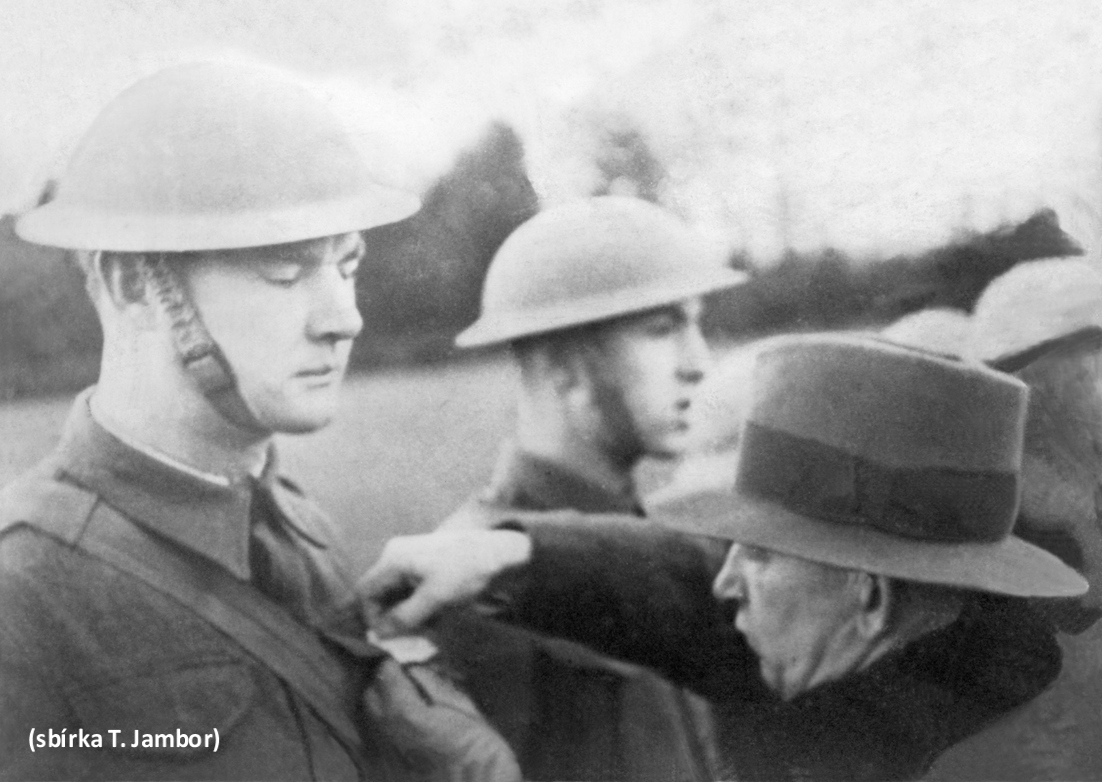 President dr. E. Beneš vyznamenává J. Kejdu Čs. válečným křížem 1939 