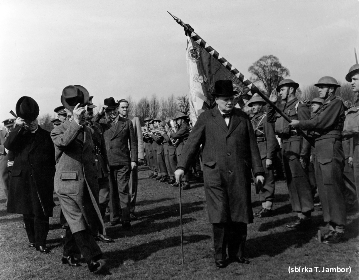 J. Kejda velí stráži praporu během návštěvy W. Churchilla u čs. brigády
